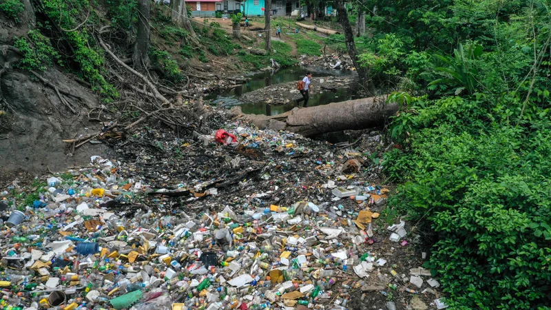 Fotografija: Srceparajoči pogled na plastične odpadke in smeti na reki Mocambo v Panami. Panamsko okoljsko združenje je včeraj slovesno odprlo velikansko hidravlično napravo, ki zbira plavajoče odpadke iz reke in preprečuje, da bi ti dosegli morje, s čimer poskuša zaustaviti divjo krizo nabiranja odpadkov, ki pesti prestolnico srednjeameriške države. Foto: Luis Acosta/Afp