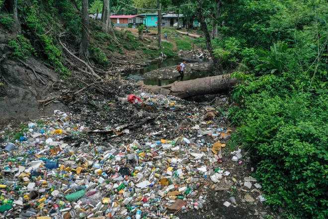 Srceparajoči pogled na plastične odpadke in smeti na reki Mocambo v Panami. Panamsko okoljsko združenje je včeraj slovesno odprlo velikansko hidravlično napravo, ki zbira plavajoče odpadke iz reke in preprečuje, da bi ti dosegli morje, s čimer poskuša zaustaviti divjo krizo nabiranja odpadkov, ki pesti prestolnico srednjeameriške države. Foto: Luis Acosta/Afp