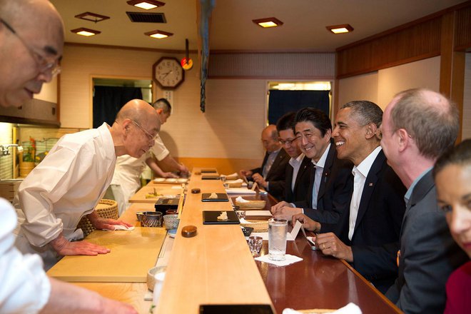 Predsednik Barack Obama in japonski premier Šinzo Abe se pogovarjata z mojstrom sušija. FOTO: Arhiv Bele hiše
