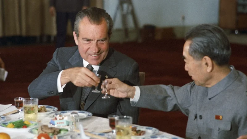 Fotografija: Slavnostna večerja kitajskega prvega ministra Zhou Enlaia ob obisku ameriškega predsednika Richarda Nixona je dober primer gastronomske diplomacije. FOTO: Wikipedija