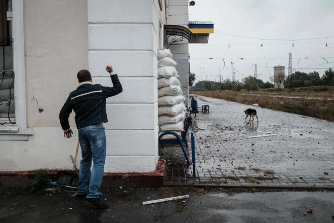 Človek, ki ima sorodnike na Krimu, pojasnjuje, kako so ga aretirali pri železniški zgradbi, kjer ga je, kot pravi, mučila milica v tako imenovani Ljudski republiki Lugansk med rusko okupacijo marca v ponovno zavzetem mestu Kozaka Lopan v Harkovu. FOTO: Yasuyoshi Chiba/AFP
