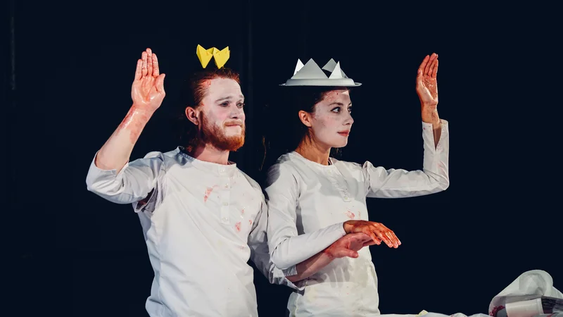 Fotografija: Prizori iz Shakespearove tragedije, ki jih naznanja zvončkljaj, se na odru drug za drugim vrstijo kot obroki na večerji z več hodi. FOTO: Sophie Gagnon Bergeron