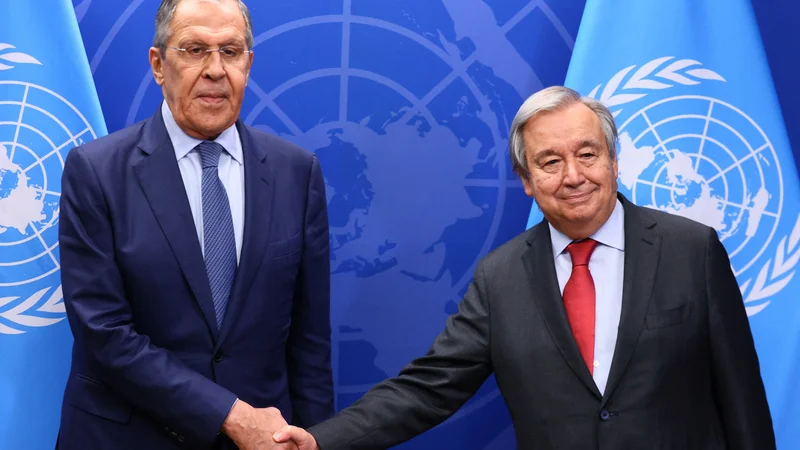 Fotografija: Generalni sekretar OZN António Guterres (desno) je v New Yorku govoril o ruskih grozodejstvih, ruski zunanji minister Sergej Lavrov pa o nacističnem sežigu knjig v Ukrajini. Foto rusko zunanje ministrstvo/Reuters
