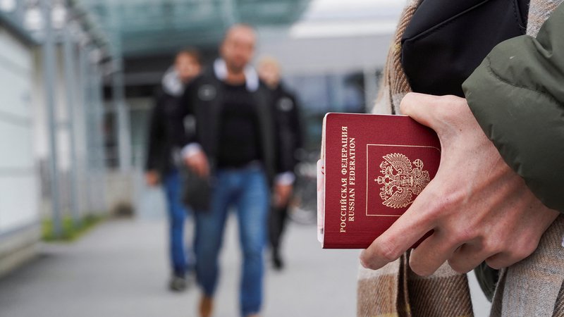 Fotografija: Finska noče biti tranzitno območje za Ruse, ki so prejeli schengenski vizum od drugih držav EU. FOTO: Janis Laizans/Reuters
