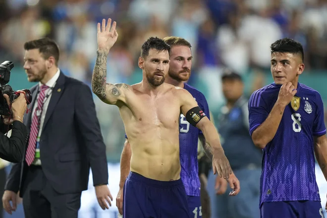 MIAMI GARDENS, FLORIDA - SEPTEMBER 23: Forward Lionel Messi #10 of Argentina walks off the field after the international friendly match between Honduras and Argentina at Hard Rock Stadium on September 23, 2022 in Miami Gardens, Florida. Eric Espada/Getty Images/AFP Foto Eric Espada Afp
