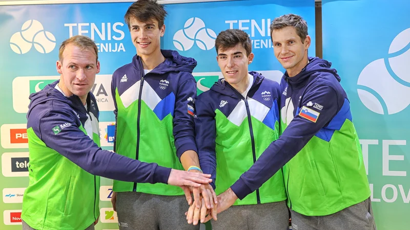 Fotografija: Slovenija je nazadnje v Davisovem pokalu gostovala marca letos v Čilu. Takrat je zvezni kapetan Grega Žemlja (levo) na seznam uvrstil Sebastiana Dominka, Matica Dimica in Blaža Rolo. FOTO: Blaž Samec/Delo