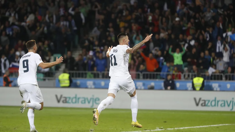 Fotografija: Benjamin Šeško (desno) se je izkazal z mojstrskim zadetkom za končnih 2:1. FOTO: Leon Vidic/Delo