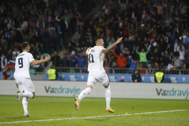 Benjamin Šeško (desno) se je izkazal z mojstrskim zadetkom za končnih 2:1. FOTO: Leon Vidic/Delo
