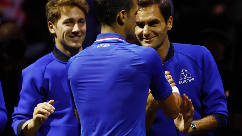 Fotografija: Novak Đoković slavi z Rogerjem Federerjem (desno) in kolegi po hitri zmagi nad Francesom Tiafoejem. FOTO: Andrew Boyers/Reuters