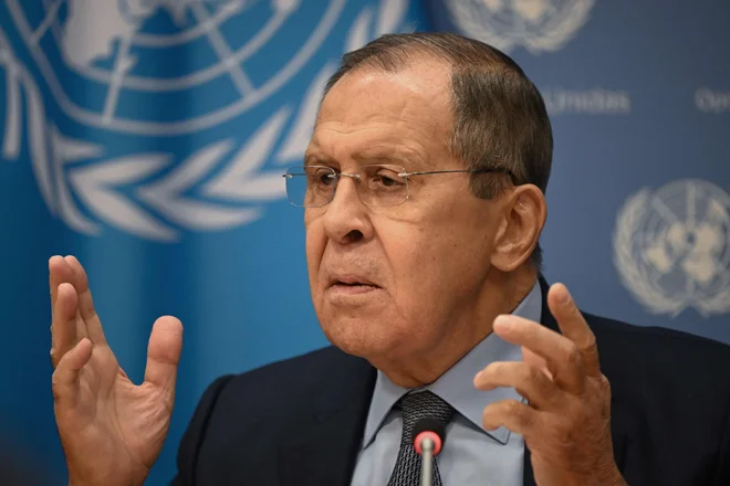Ruski zunanji minister Lavrov med govorom na splošni razpravi 77. generalne skupščine OZN. Foto Ed Jones/Afp
