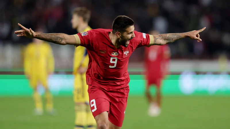 Fotografija: Srbi so Slovencem vrnili za »uslugo« v Ljubljani in se z zmago v Beogradu nad Švedsko vrnili v boj za prvo mesto, ki prinaša napredovanje v elitni rang tekmovanja. Odločala bo torkova tekma v Oslu, medtem ko se bosta Švedska in Slovenija v Stockholmu pomerili za obstanek. FOTO: Marko Djurica/Reuters