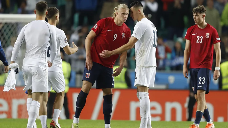 Fotografija: Benjamin Šeško in Erling Haaland sta se pozdravila po zadnjem sodnikovem žvižgu v Ljubljani. FOTO: Leon Vidic/Delo