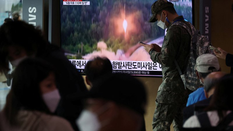 Fotografija: Korejski vojaki spremljajo izstrelitev balistične rakete. FOTO: Kim Hong-ji/Reuters
