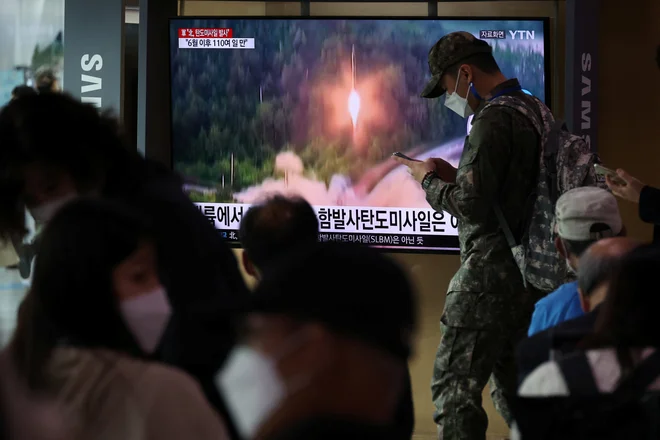 Korejski vojaki spremljajo izstrelitev balistične rakete. FOTO: Kim Hong-ji/Reuters
