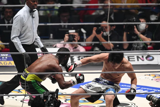 Mikuru Asakura je bil kos Floydu Mayweatherju. FOTO: Philip Fong/AFP
