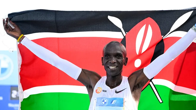 Eliud Kipchoge se je veselil novega mejnika. FOTO:&nbsp;Tobias Schwarz/AFP
