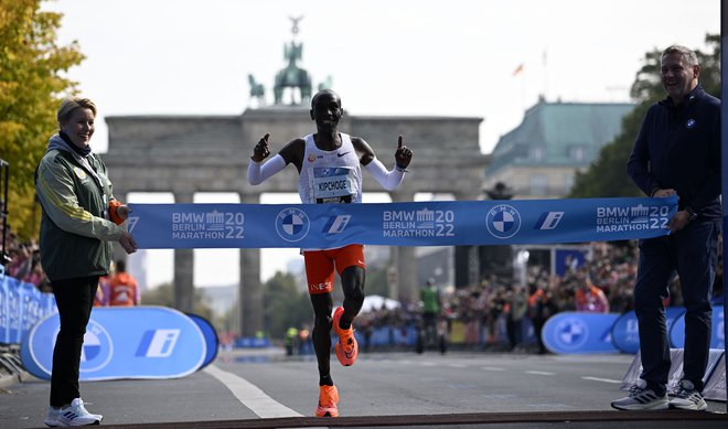 Eliud Kipchoge je maraton pretekel v 2:01:10. FOTO: Tobias Schwarz/AFP
