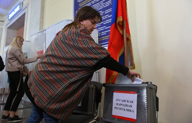 Proruski referendumi potekajo kljub ukrajnskemu obstreljevanju. FOTO: Sergey Pivovarov/Reuters
