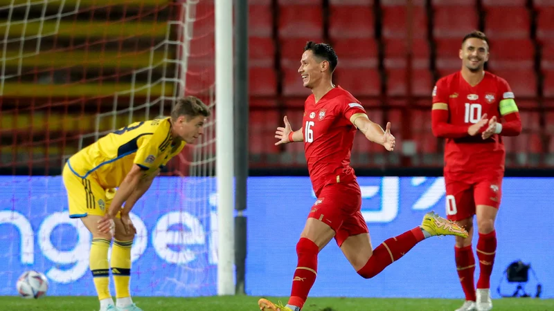 Fotografija: Saša Lukić proslavlja po četrtem golu v švedski mreži v soboto v Beogradu, kjer se je pod tri zadetke srbske izbrane vrste podpisal Aleksandar Mitrović. FOTO: Pedja Milosavljević/AFP