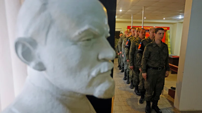 Fotografija: Pripadniki proruske milice na referendumskem volišču v okupiranem Lugansku. Foto Aleksander Ermočenko/Reuters