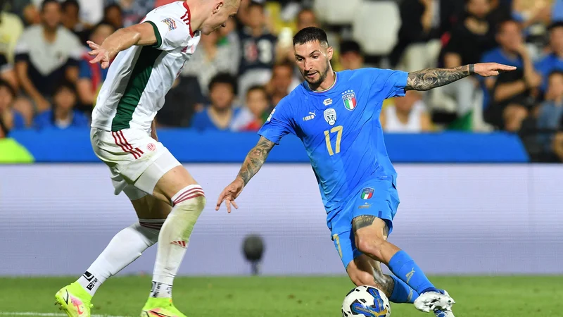 Fotografija: Italijani so junija v Ceseni premagali Madžare z 2:1, v 30. minuti je za vodstvo poskrbel Nicolo Barella (desno). Zadela sta še Lorenzo Pellegrini (45.) in v lastno mrežo Gianluca Mancini (61.). FOTO: Jennifer Lorenzini/Reuters
