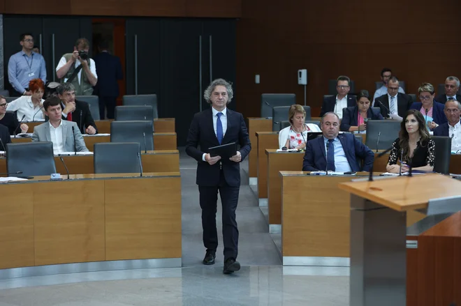 Premier se bo soočil z vprašanji o blažitvi posledic draginje, javnem zdravstvu, razrešitvi veleposlanika v ZDA in domnevnem uvajanju teorije spola in ideologije LGBTQIA+ v šolski sistem. FOTO: Črt Piksi/Delo
