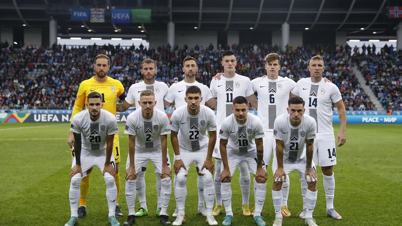 Fotografija: Nad Norvežane so krenili (zgoraj z leve) Oblak, Blažič, Šporar, Bijol, Kurtić, (spodaj) Stojanović, Karničnik, Gnezda Čerin, Sikoček in Verbič. FOTO: Leon Vidic