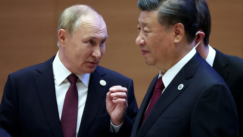 Fotografija: Partijski in državni voditelj Xi Jinping se ni pojavil v javnosti, vse odkar se je udeležil vrhunskega srečanja Šanghajske organizacije za sodelovanje (SCO) v uzbekistanskem mestu Samarkandu, kjer se je srečal tudi z ruskim predsednikom Vladimirjem Putinom. FOTO: Reuters
