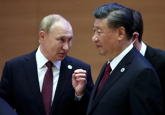 Partijski in državni voditelj Xi Jinping se ni pojavil v javnosti, vse odkar se je udeležil vrhunskega srečanja Šanghajske organizacije za sodelovanje (SCO) v uzbekistanskem mestu Samarkandu, kjer se je srečal tudi z ruskim predsednikom Vladimirjem Putinom. FOTO: Reuters
