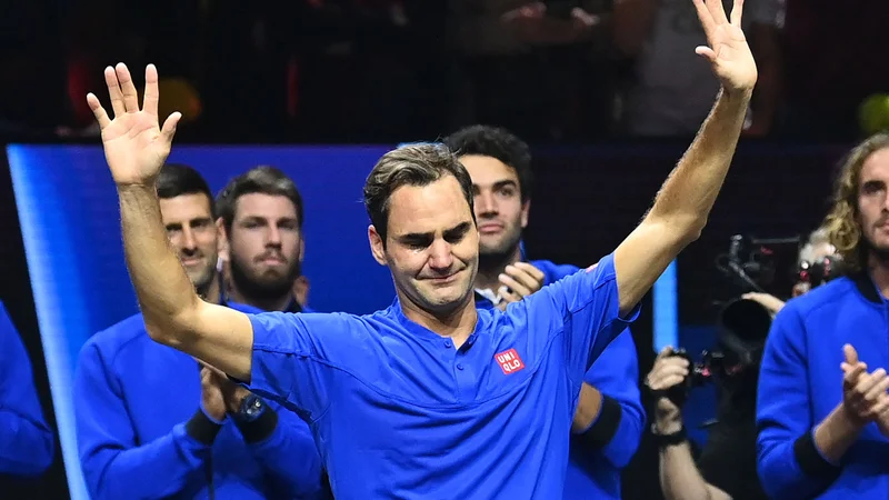 Fotografija: V čustvenem večeru je napočil čas za slovo Rogerja Federerja od vrhunskega tenisa. Foto Glyn Kirk/AFP