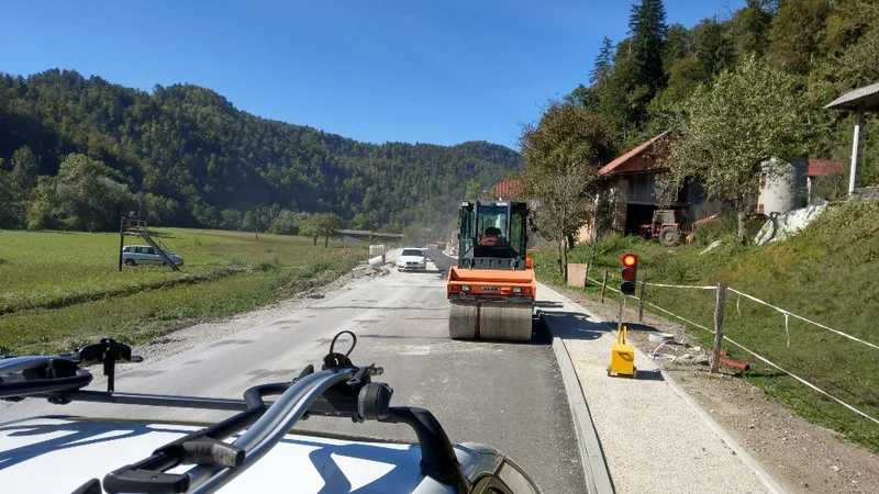 Fotografija: Dva odseka ceste med Dobrovo in Polhovim Gradcem bodo rekonstruirali še letos. FOTO: Aleš Stergar
