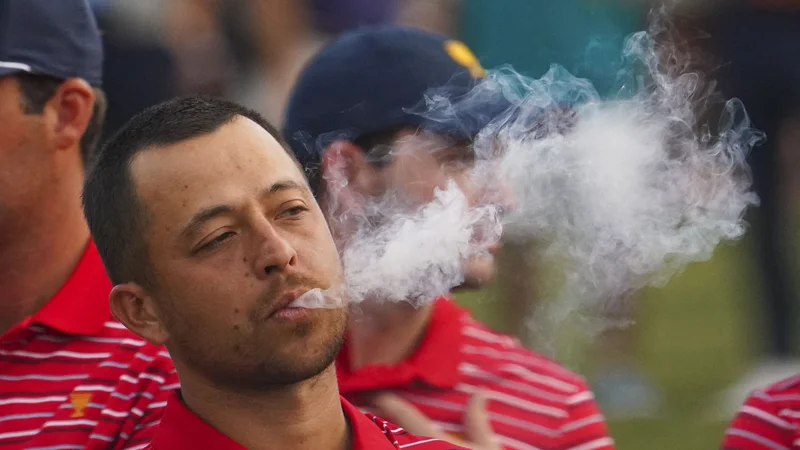 Fotografija: Olimpijski prvak Xander Schauffele si je po zmagoslavju privoščil cigaro. FOTO: Peter Casey/Usa Today Sports