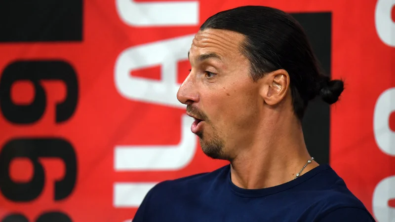 Fotografija: Zlatan Ibrahimović med avgustovsko tekmo med Milanom in Bologno na San Siru. Nedavno je obiskal tudi Monzo, kjer si je ogledal dirko formule 1. FOTO: Daniele Mascolo/Reuters