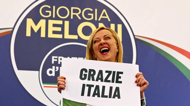 Fotografija: Na parlamentarnih volitvah v Italiji je po vzporednih volitvah zmagal desni pol z desno Ligo, desnosredinsko stranko Naprej, Italija in skrajno desnimi Brati Italije, ki so dobili največ glasov, njihova vodja Giorgia Meloni pa bi postala nova premierka. Prve jesenske državne volitve v Italiji po več kot stoletju so sprožili strankarski spopadi, zaradi katerih je julija padla široka vlada narodne enotnosti premierja Maria Draghija, v kateri so bile vse večje stranke razen Bratov Italije. Foto: Andreas Solaro/Afp