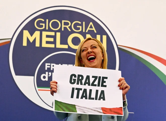 Na parlamentarnih volitvah v Italiji je po vzporednih volitvah zmagal desni pol z desno Ligo, desnosredinsko stranko Naprej, Italija in skrajno desnimi Brati Italije, ki so dobili največ glasov, njihova vodja Giorgia Meloni pa bi postala nova premierka. Prve jesenske državne volitve v Italiji po več kot stoletju so sprožili strankarski spopadi, zaradi katerih je julija padla široka vlada narodne enotnosti premierja Maria Draghija, v kateri so bile vse večje stranke razen Bratov Italije. Foto: Andreas Solaro/Afp