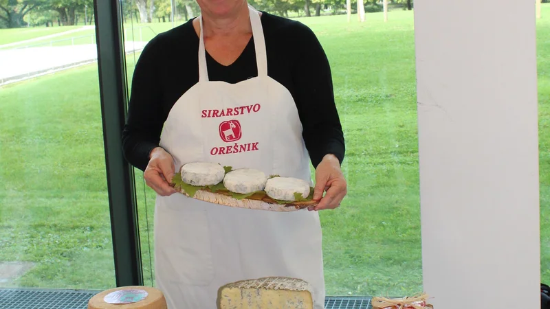 Fotografija: Sirarka Irena Orešnik pravi, da so kmečki sirarji zadnja leta postali konkurenca mlekarnam. Foto osebni arhiv
