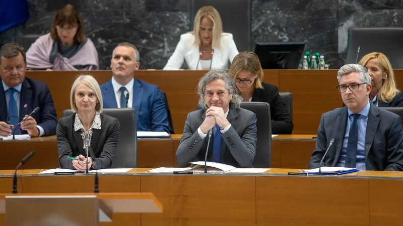 Fotografija: Predsednik vlade je pojasnil, da se je zunanja ministrica Tanja Fajon o odpoklicu posvetovala s predsednikom države Borutom Pahorjem, zato zakon o zunanjih zadevah pri odpoklicu veleposlanika, ki je depešo MZZ nepooblaščeno poslal predsedniku SDS Janezu Janši, ni bil kršen. FOTO: Voranc Vogel/Delo