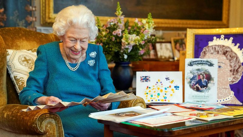 Fotografija: Angleška kraljica je imela rada broške. FOTO: Reuters
