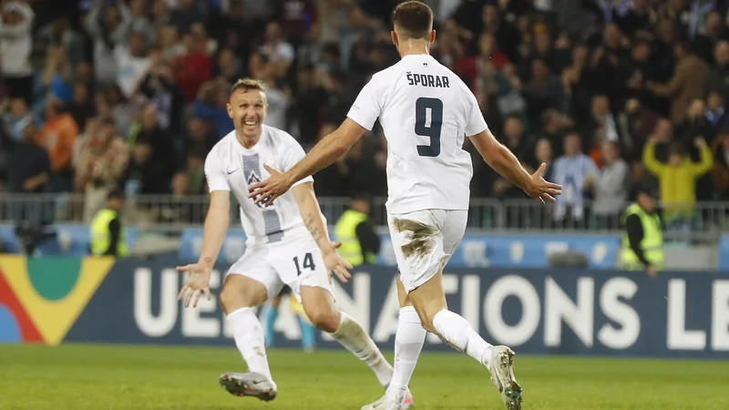 Fotografija: Takole sta se v soboto veselila Jasmin Kurtić in Andraž Šporar, ki pa zaradi rumenih kartonov v Stockholmu ne bosta igrala. FOTO: Leon Vidic/Delo