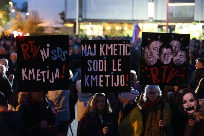Na Trgu republike je tudi shod za javno RTV Slovenija. FOTO: Črt Piksi/Delo
