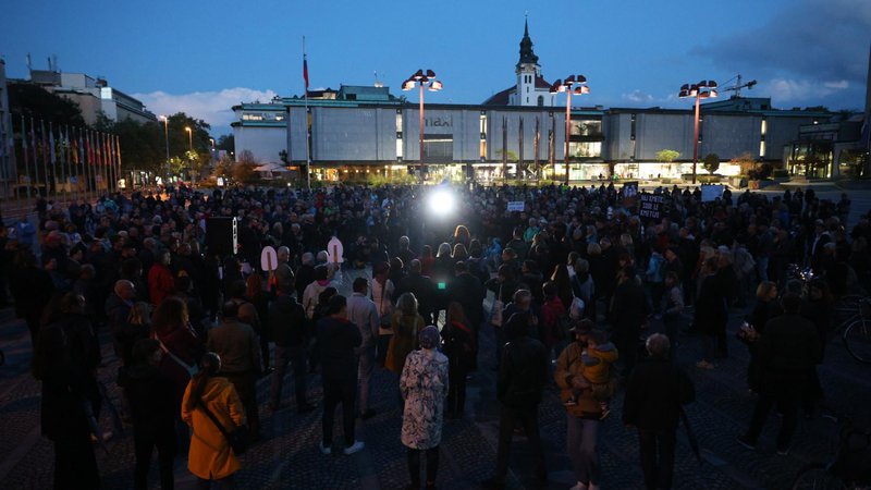 Fotografija: Na Trgu republike so zaposleni tudi shod za javno RTV Slovenija opozorili na nevzdržne razmere. FOTO: Črt Piksi/Delo
