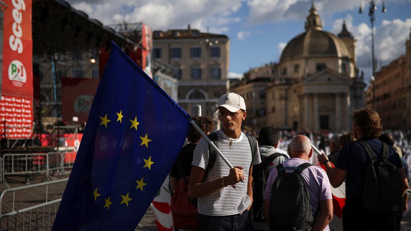 Fotografija: Nova italijanska vlada bo morala upoštevati napovedi analitikov, da bo četrto največje evropsko gospodarstvo v prihodnjem letu zraslo za bistveno manj kot odstotek. FOTO: Stoyan Nenov/Reuters
