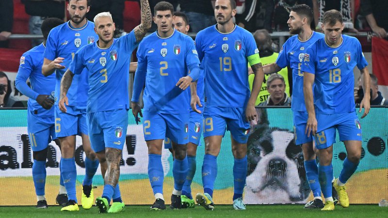 Fotografija: Italijanski nogometaši so se veselili novega uspeha. FOTO: Attila Kisbenedek/AFP
