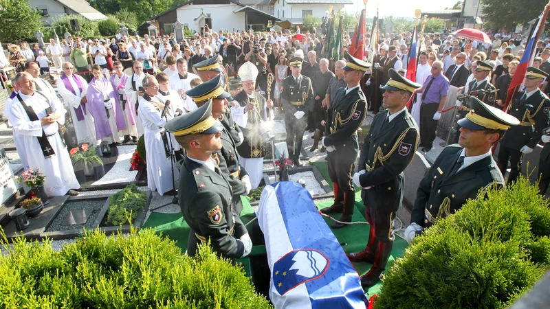 Fotografija: Pogreb Slavka Avsenika v Begunjah na Gorenjskem je bil odprt za širšo javnost. Krsto so ob spremljavi policijske godbe peljali v vojaškem spremstvu, 14 gardistov Slovenske vojske pa je v cerkev odneslo tudi odlikovanji, ki ju je Avsenik prejel od slovenske države. FOTO: Igor Zaplatil