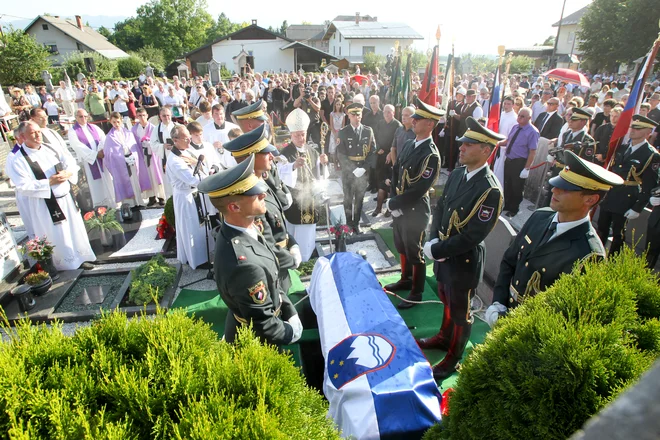 Pogreb Slavka Avsenika v Begunjah na Gorenjskem je bil odprt za širšo javnost. Krsto so ob spremljavi policijske godbe peljali v vojaškem spremstvu, 14 gardistov Slovenske vojske pa je v cerkev odneslo tudi odlikovanji, ki ju je Avsenik prejel od slovenske države. FOTO:  Igor Zaplatil
