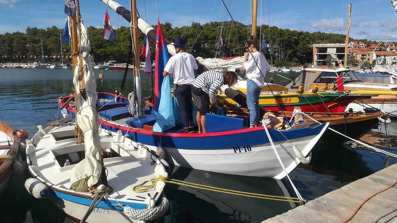 Fotografija: Slovenijo so zastopala štiri tradicionalna plovila, med posadkami je bila tudi skupina študentov fakultete za pomorstvo. FOTO: Simona Bandur