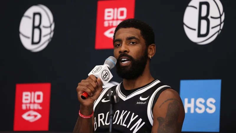 Fotografija: Kyrie Irving na medijskem dnevu v Brooklynu. FOTO: Dustin Satloff/AFP