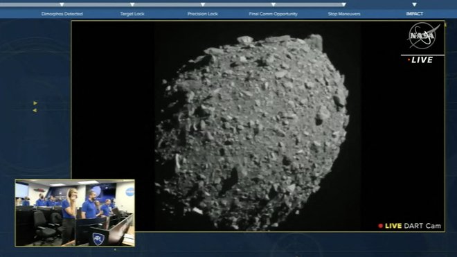 Nasina vesoljska ladja DART je v ponedeljek namensko trčila v lunin asteroid Dimorphos v zgodovinskem preizkusu sposobnosti človeštva, da prepreči, da bi kozmično telo uničilo življenje na Zemlji. Foto: Afp