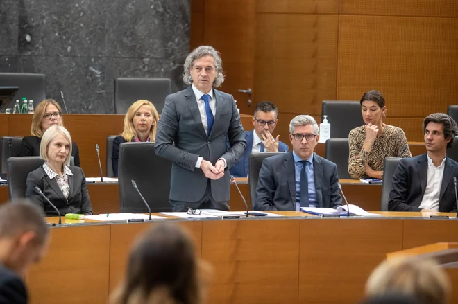Čisto možno je, da bo v kratkem, v roku naslednjega meseca, morala tudi Slovenija nacionalizirati kakšno energetsko podjetje, je poslancem&nbsp;povedal predsednik vlade Robert Golob. FOTO: Voranc Vogel/Delo

