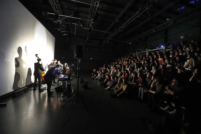 Lutkovni kabaret Exit v režiji Matije Solceta je drzen preplet ljudske in električne žive glasbe, predmetov in materialov, zgodb in njihovih odmevov. FOTO: Leon Vidic
